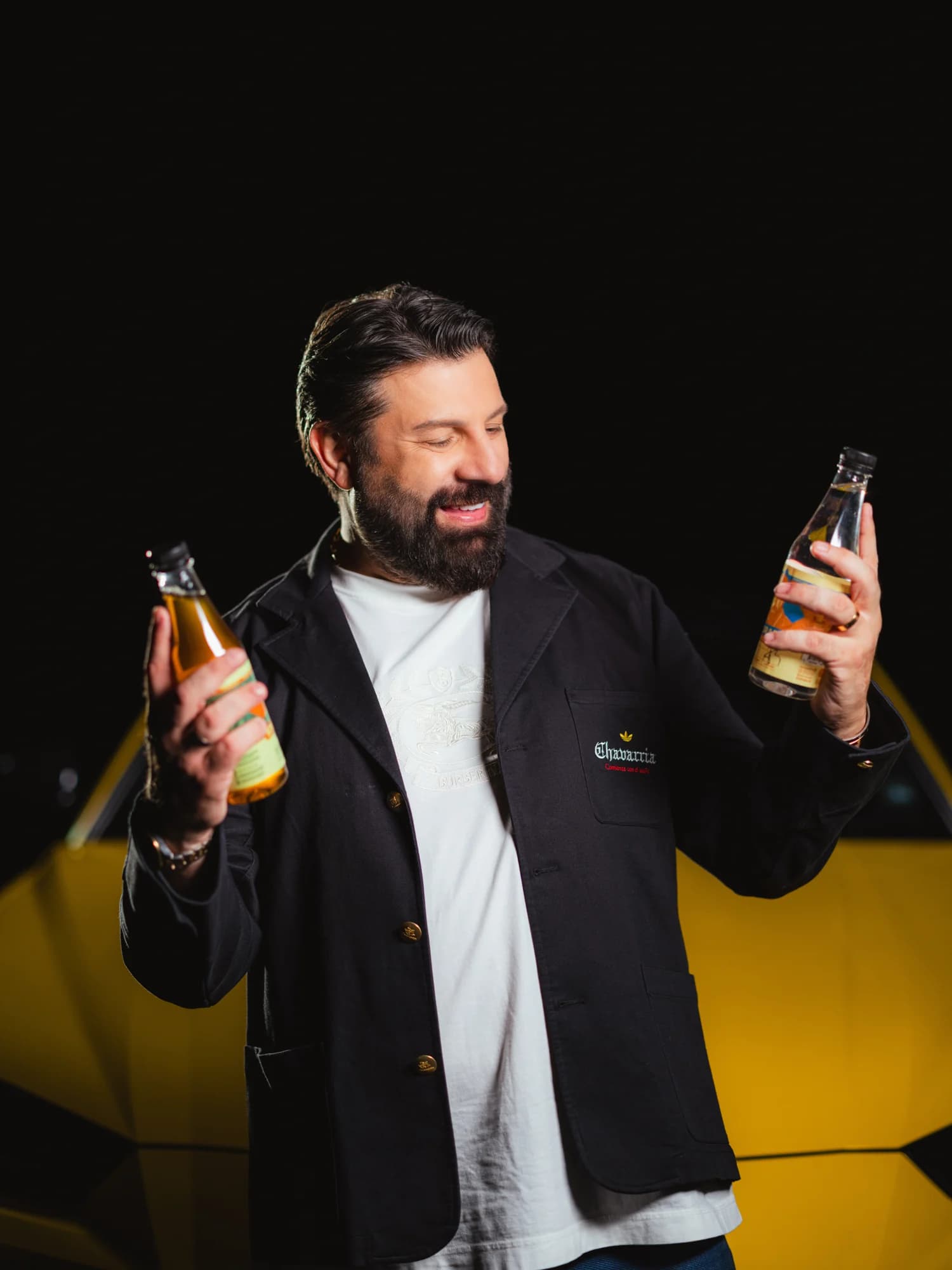 Тони Стораро държи две бутилки Storaro Drinks